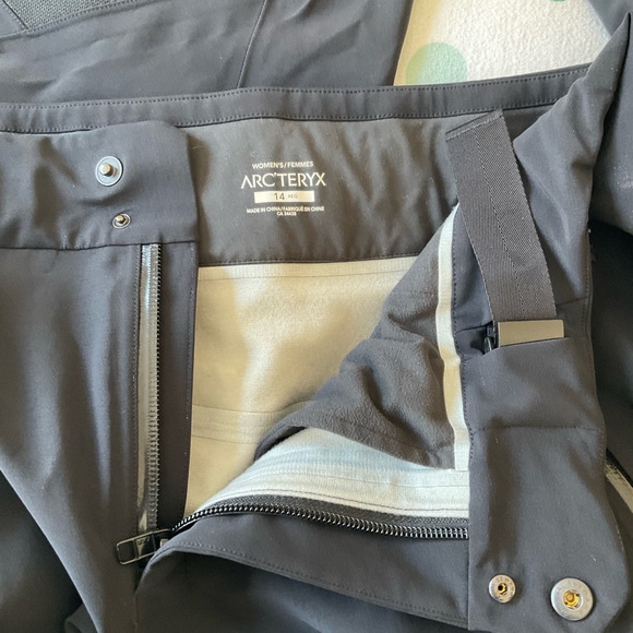 Arc’teryx Women’s black Ravenna Ski Pant, 14 R - Picture 2 of 9